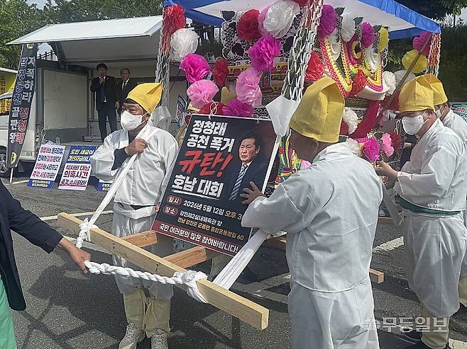 12일 오후 강진 제2실내체육관 앞에서 일부 강진군민들이 상복을 입고 상여를 동원한 퍼포먼스를 벌이며 정청래 더불어민주당 대표의 공천을 규탄하고 있다. 박찬 기자