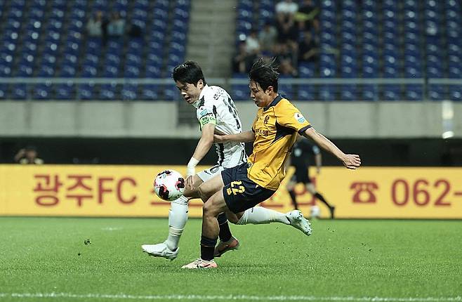 서울과 경기를 치르고 있는 광주 권성윤. 광주FC 제공