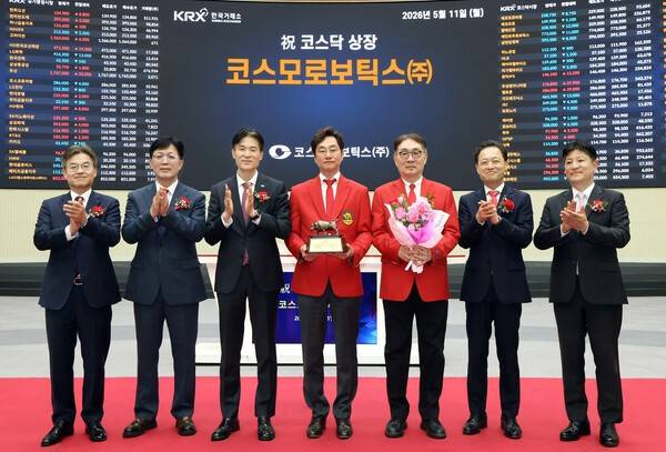 지난 11일 오전9시 서울사옥 홍보관에서 웨어러블 재활로봇 사업을 하는&nbsp;코스모로보틱스의&nbsp;코스닥시장 상장기념식에서&nbsp;박종식 한국IR협의회 부회장(왼쪽부터), 안승근 코스닥협회 부회장, 민경욱 한국거래소 코스닥시장본부장, 오주영&nbsp;코스모로보틱스 대표이사, 강곤&nbsp;코스모로보틱스 대표이사, 고경모 유진투자증권 대표이사, 김형진 NH투자증권 IB사업부 대표가 기념촬영을 하고 있다. &nbsp;[출처= 한국거래소]