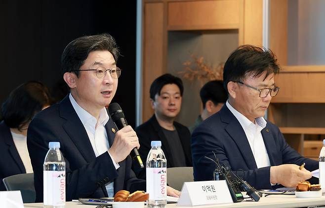 이억원 금융위원장이 12일 오후 국내 대표 AI반도체 기업인 서울 강남구 퓨리오사 AI에 방문해 생산 및 연구시설을 둘러보고 대표 AI기업들과의 간담회를 주재했다.(사진제공=금융위원회)