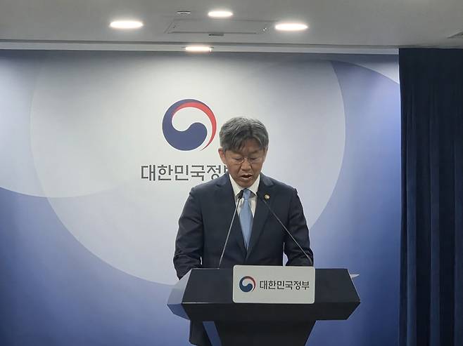 ▲김이탁 국토부 제1차관이 12일 정부서울청사에서 열린 '토지거래허가구역 실거주 의무 유예' 브리핑에서 발언하고 있다. 사진=장혜원 기자