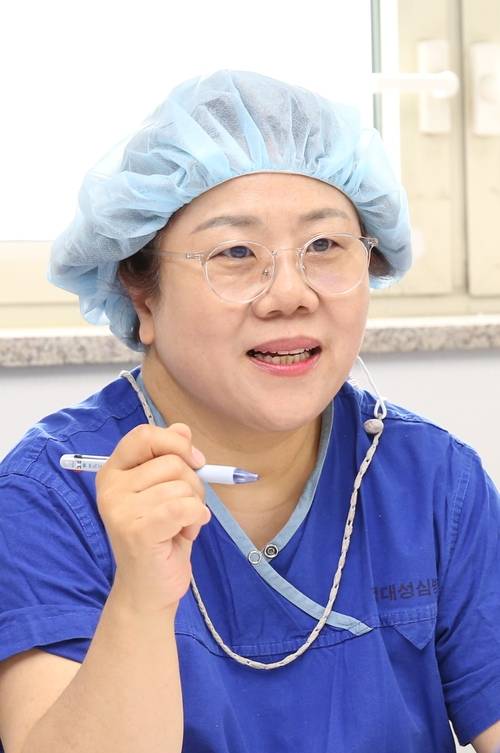 ▲35년차 고참 간호사인 장현희 한림대성심병원 수술간호팀장이 자신의 역할과  간호사로서의 보람에 대해 말하고 있다. 사진=한림대성심병원