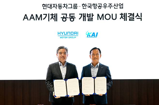 현대자동차그룹은 지난 8일 서울 서초구 소재 현대자동차·기아 본사에서 '항공용 전동화 파워트레인을 기반으로 하는 미래 항공 모빌리티 기체 공동 개발 협약'을 체결했다. 왼쪽부터 현대차 장재훈 부회장, 한국항공우주산업 김종출 사장. [사진=현대자동차그룹]