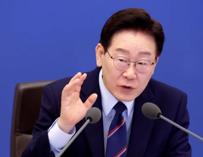이재명 대통령이 상록수의 장기 연체채권 추심을 "원시적 약탈 금융"이라고 비판한 직후 은행·카드사들이 잇달아 '상록수제일차유동화전문유한회사(상록수)'가 보유한 장기 연체채권을 한국자산관리공사(캠코)의 새도약기금에 넘기겠다고 밝혔다. 사진은 이재명 대통령이 12일 청와대에서 열린 국무회의 겸 비상경제점검회의에서 발언하는 모습이다. /연합뉴스