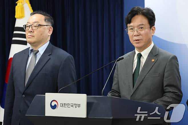 김영훈 고용노동부 장관이 29일 서울 종로구 정부서울청사에서 노동조합 및 노동관계조정법 개정안(노란봉투법) 관련 브리핑을 하고 있다. 2025.7.29 ⓒ 뉴스1 임세영 기자