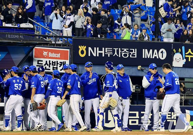 28일 서울 송파구 잠실야구장에서 열린 '2026 신한 SOL KBO리그' 삼성 라이온즈와 두산 베어스의 경기, 연장 10회 끝에 5대4로 승리한 삼성 라이온즈 선수들이 박진만 감독을 비롯한 코칭스테프와 기쁨을 나누고 있다. 2026.4.28 ⓒ 뉴스1 이호윤 기자