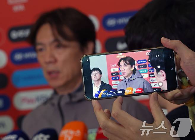 2026 북중미 월드컵 소집 전 마지막 평가전을 마치고 돌아온 축구대표팀 홍명보 감독이 2일 인천국제공항 제2터미널을 통해 귀국해 취재진의 질문에 답하고 있다.  2026.4.2 ⓒ 뉴스1 오대일 기자