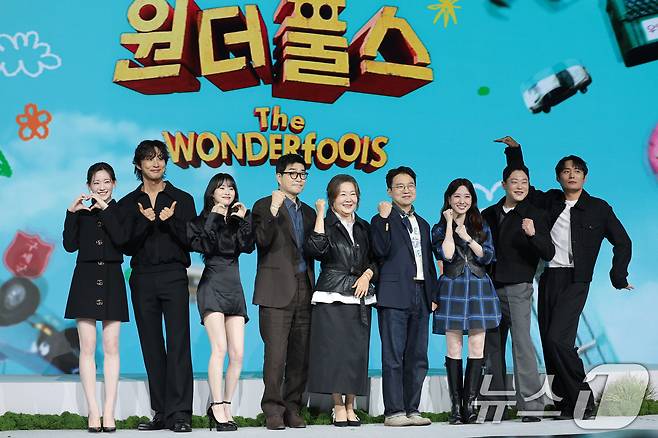 배우 최윤지(왼쪽부터)와 배나라, 정이서, 손현주, 김해숙, 유인식 감독, 박은빈, 임성재, 최대훈이 12일 서울 종로구 JW메리어트 동대문 스퀘어 서울에서 열린 넷플릭스 시리즈 '원더풀스' 제작발표회에서 포즈를 취하고 있다. '원더풀스'는 1999년 세기말, 우연히 초능력을 가지게 된 동네 모지리들이 평화를 위협하는 빌런에 맞서 세상을 지키기 위해 고군분투하는 초능력 코믹 어드벤처 드라마다. 2026.5.12 ⓒ 뉴스1 권현진 기자