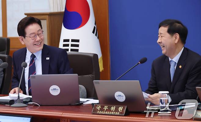 이재명 대통령이 12일 청와대에서 열린 제21회 국무회의 겸 제8차 비상경제점검회의에서 구윤철 부총리 겸 재정경제부 장관을 향해 발언하고 있다. (청와대통신사진기자단) 2026.5.12 ⓒ 뉴스1 이재명 기자
