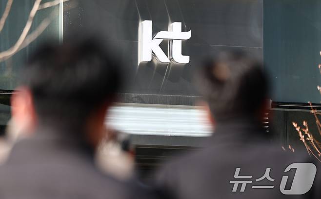 KT가 무단 소액결제 해킹 사고에 따른 위약금 면제 조치를 시행한 이후 이탈한 가입자가 27만 명에 달하는 것으로 나타났다. 사진은 13일 서울 종로구 KT광화문빌딩. 2026.1.13 ⓒ 뉴스1 김도우 기자