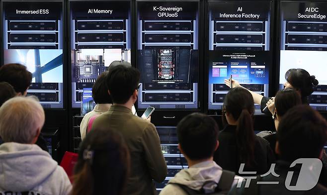 22일 서울 강남구 코엑스에서 열린 '2026 월드IT쇼'(WIS 2026)를 찾은 관람객들이 SKT 부스에서 AI데이터센터를 살펴보고 있다.2026.4.22 ⓒ 뉴스1 오대일 기자