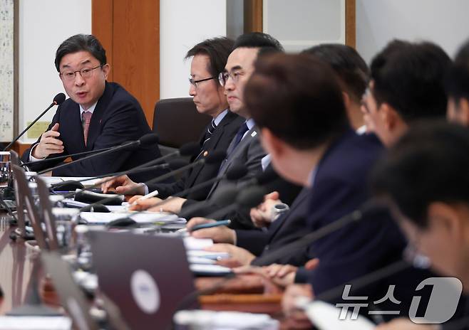 이억원 금융위원장이 12일 청와대에서 열린 제21회 국무회의 겸 제8차 비상경제점검회의에서 발언을 하고 있다. (청와대통신사진기자단) 2026.5.12 ⓒ 뉴스1 이재명 기자