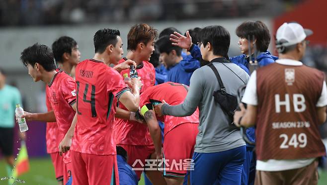 오현규가 지난해 10월14일 서울월드컵경기장에서 열린 남자 축구 국가대표 평가전 파라과이와 경기에서 골을 넣은 후 홍명보 감독의 축하를 받고 있다.  최승섭기자 thunder@sportsseoul.com