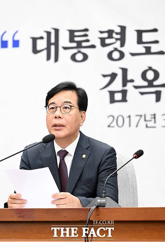 원내대책회의에서 발언하는 송 원내대표.