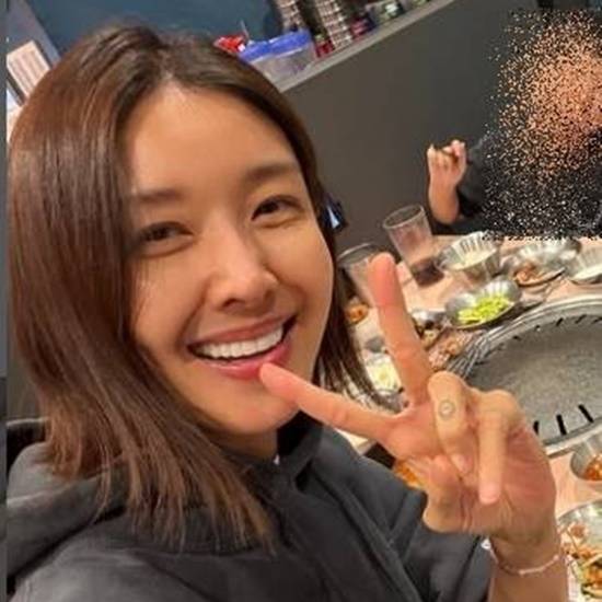 배우 김빈우의 새벽 라이브 방송 논란에 누리꾼들은 "층간소음은 아래층만의 문제가 아니다", "벽과 천장을 통해 옆집과 윗집, 심지어 대각선 세대까지 소음이 전달된다"고 지적했다. /김빈우 SNS
