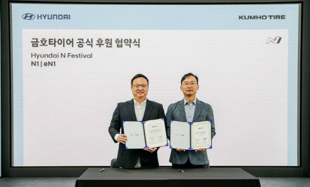 금호타이어가 현대자통차와 '2026 현대 N 페스티벌' 후원 조인식을 열고 후원 협약을 실시했다. 사진은 윤민석 금호타이어 G.마케팅담당 상무(사진 오른쪽)와 박준우 현대자동차 N브랜드매니지먼트실 상무. /금호타이어