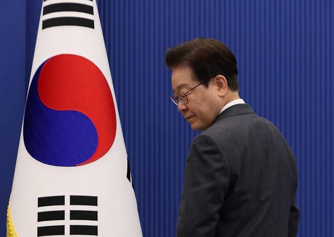 이재명 대통령이 7일 청와대 여민관에서 열린 수석보좌관회의에서 국민의례를 마친 뒤 자리로 향하고 있다. 연합뉴스