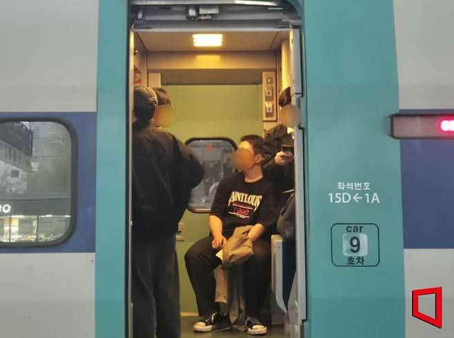 서울에서 부산으로 향하는 KTX 열차 입석 칸에 승객들이 가득 탑승해 있다. 평일이지만 좌석 인원이 가득 차 객실 사이 공간에도 인원이 4명 이상 모여 있다. 오지은 기자