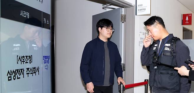최승호 초기업노동조합 삼성전자지부 위원장이 11일 세종시 중앙노동위원회에서 열린 삼정전자 사후조정 회의를 위해 조정회의실로 입장하고 있다. /뉴스1
