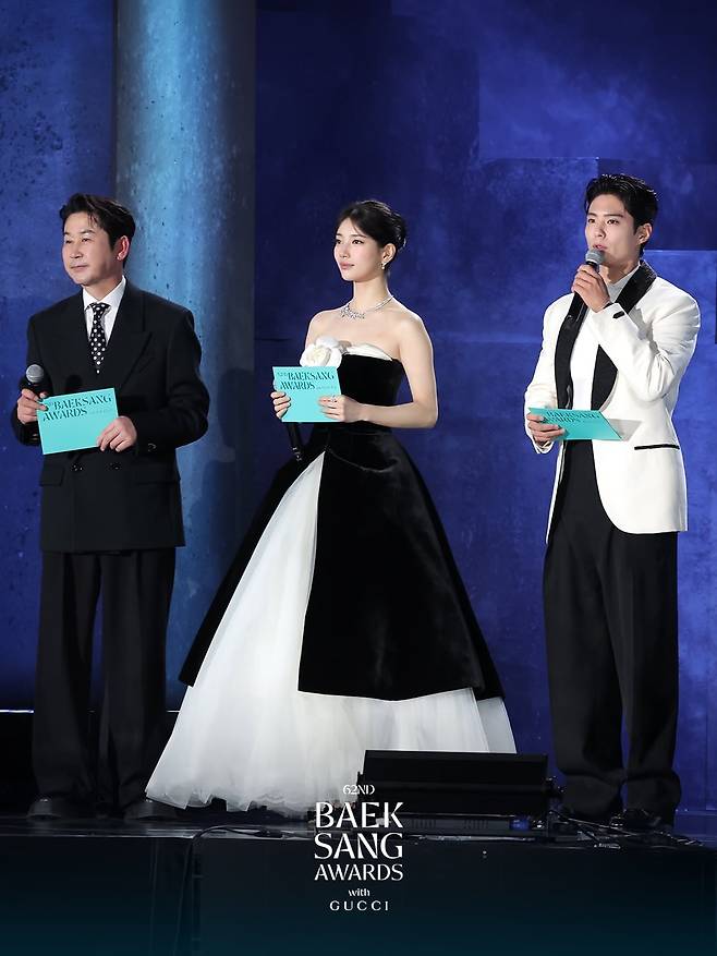 시상식 2부에서 수지는 리차드 퀸의 2025 FW 컬렉션으로 변화를 주었다. @baeksang.official