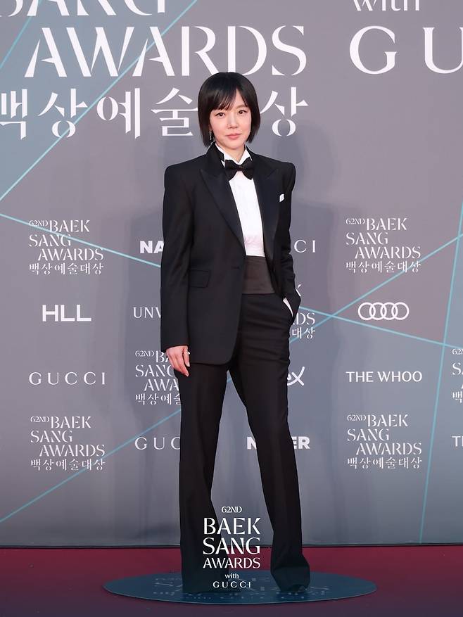 커머번드와 보타이까지 클래식 블랙 턱시도 룩으로 화제가 된 임수정. @baeksang.official