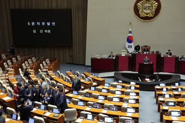 더불어민주당 의원들이 28일 오후 서울 여의도 국회에서 열린 제434회국회(임시회) 제8차 본회의에서 통일부장관(정동영) 해임건의안 관련 5분 자유발언을 하고 있는 김건 국회 외교통일위원회 국민의힘 간사를 배경으로 기념촬영을 하고 있다. /뉴시스
