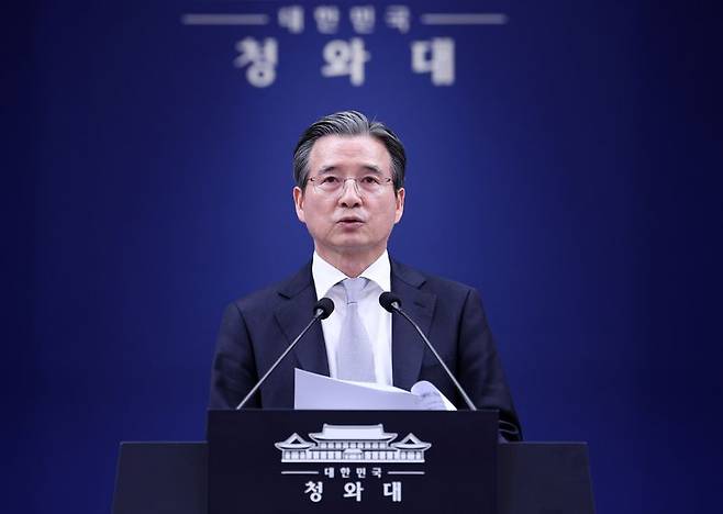 김용범 정책실장이 지난달 27일 청와대 춘추관에서 데미스 하사비스 구글 딥마인드 CEO 접견 관련 브리핑을 하고 있다. 뉴시스