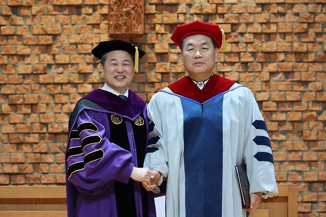 김운성 영락교회 담임목사(오른쪽)가 12일 서울 광진구 장로회신학대학교 한경직기념예배당에서 박경수 장신대 총장으로부터 명예신학박사 학위를 받은 후 기념촬영을 하고 있다. 사진=서동일 기자
