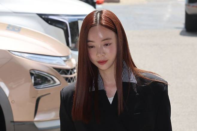 필라테스 강사 겸 인플루언서 양정원이 지난달 29일 서울 강남구 강남경찰서에 사기 및 가맹사업법 위반 혐의 피의자 신분으로 출석하고 있다. 뉴시스