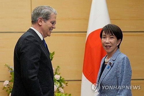 12일 스콧 베선트 미국 재무장관(좌측)과 회담하는 다카이치 사나에 일본 총리. 출처=연합뉴스