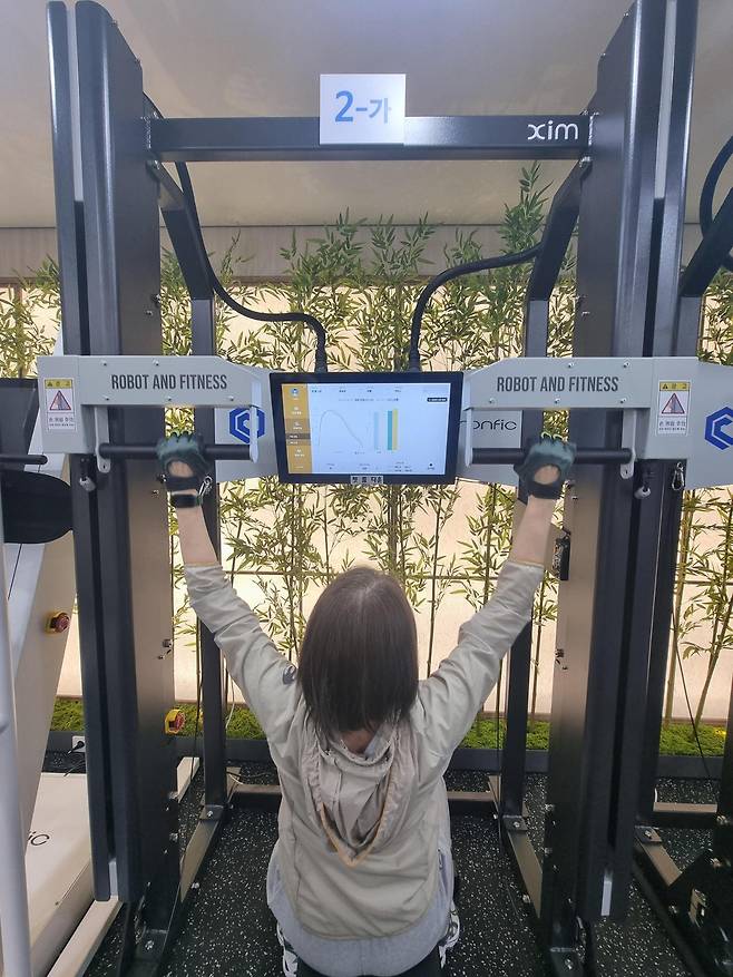 정미영씨가 근력 운동을 하며 화면을 확인하고 있다. 김지섭 기자