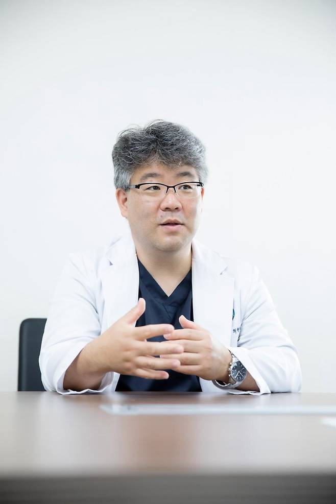 4월 28일 경기 수원시 아주대병원에서 만난 최종범 대한체열학회장(마취통증의학과 교수)이 체열 검사의 실효성에 대해 설명하고 있다. 아주대병원 제공