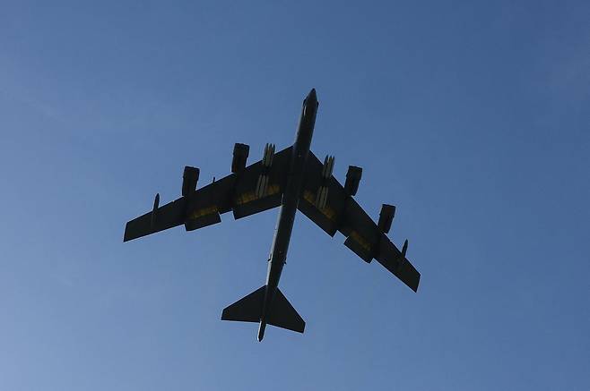 지난달 무기를 적재한 미 공군 B-52 폭격기가 영국 공군 페어포드 기지를 이륙해 비행하고 있다. 로이터 연합뉴스