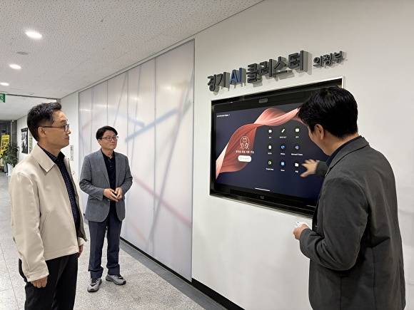 강현석 경기도 의정부시 부시장이 시 기업지원센터에 조성된 '경기 AI 혁신클러스터, 의정부'를 방문해 스타트업 입주 공간 등 주요 시설을 점검하고 있다. [사진=의정부시]