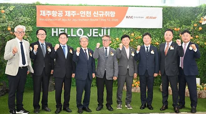 12일 제주국제공항에서 열린 제주항공 제주~인천 노선 신규 취항식에서 제주도와 제주관광공사, 한국공항공사, 제주항공 관계자들이 기념촬영을 하고 있다. 제주~인천 노선은 2016년 중단 이후 10년 만에 다시 운항을 재개했다. (제주항공 제공)