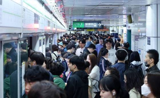 부산시 부산진구의 도시철도 2호선 서면역이 출근길 시민들로 붐비고 있다. [연합뉴스]