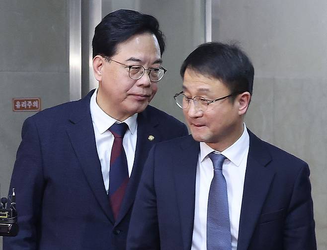 한병도 더불어민주당 원내대표(오른쪽)와 송언석 국민의힘 원내대표가 지난 3월 17일 서울 여의도 국회에서 국회의장 주재 여야 원내대표 회동을 마친 후 의장실을 나서고 있다. 뉴스1