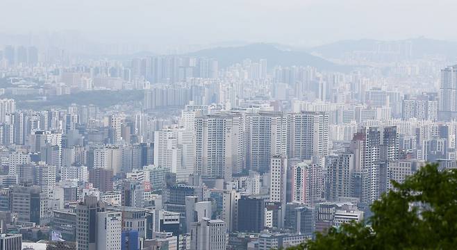 서울 남산에서 바라본 서울 시내 아파트 단지의 모습. 뉴스1