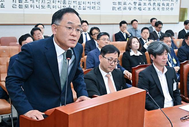 대장동 개발비리 의혹 사건 2기 수사팀 한 강백신 검사가 지난달 16일 국회 윤석열 정권 정치검찰 조작기소 의혹 사건 진상규명 국정조사특별위원회에서 열린 청문회에서 의원들 질의에 답하고 있다. 임현동 기자.