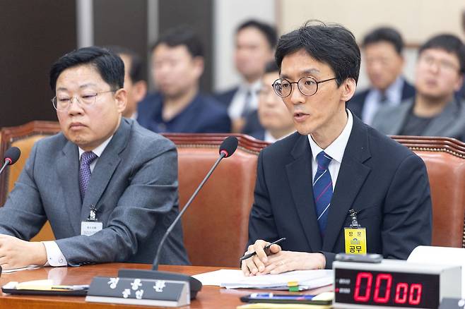 지난달 14일 국회 국조특위 청문회에서 정용환 서울고검 차장검사가 의원 질의에 답변하고 있다. 뉴스1