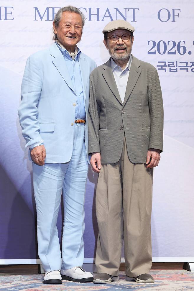 배우 박근형(왼쪽)과 신구가 12일 서울 종로구 NOL 서경스퀘어에서 열린 연극 ‘베니스의 상인’ 제작발표회에서 포즈를 취하고 있다. 연합뉴스