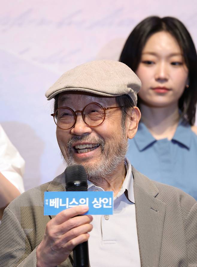 배우 신구가 12일 서울 종로구 NOL 서경스퀘어에서 열린 연극 ‘베니스의 상인’ 제작발표회에서 인사말을 하고 있다. 연합뉴스