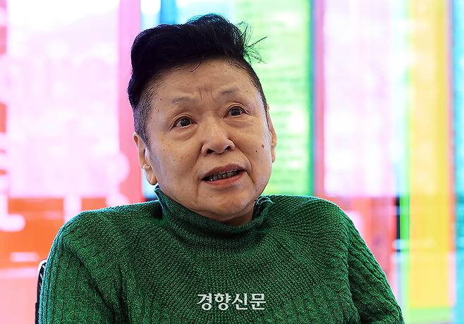 자이니치 2세 출신의 중증장애인 여성인 김만리 예술감독이 12일 서울 서대문구 충정로 모두예술극장에서 경향신문과 인터뷰를 하고 있다. 서성일 선임기자