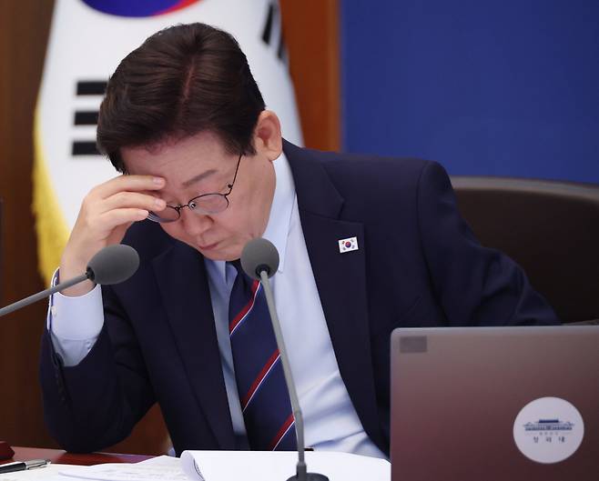 이재명 대통령이 12일 청와대에서 열린 국무회의 겸 비상경제점검회의에서 자료를 살펴보며 보고를 듣고 있다. 연합뉴스