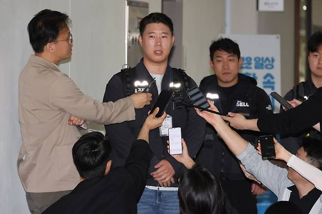 최승호 초기업노동조합 삼성전자 지부 위원장이 11일 정부세종청사 중앙노동위원회 제1조정회의실에서 열리는 사후조정회의에 참석하며 취재진에게 입장을 밝히고 있다. 연합