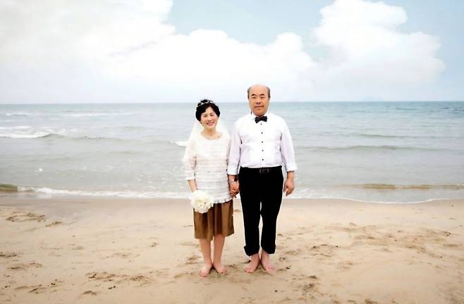 김용분씨와 남편 오지환씨가 몇 해 전 해외에 사는 딸 부부의 초대로 떠난 여행에서 바닷가 작은 결혼식을 올린 뒤 기념촬영을 하는 모습. 한국장기조직기증원 제공