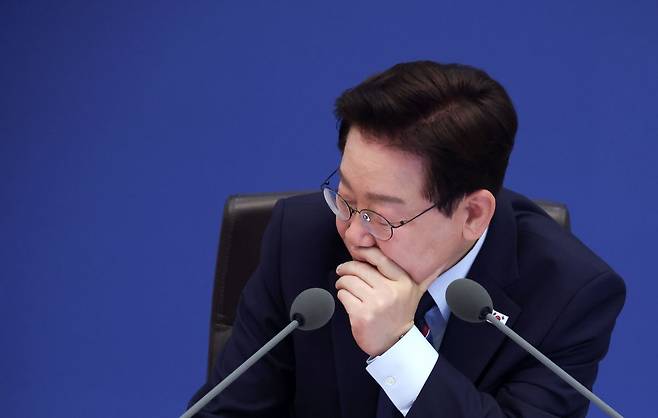 이재명 대통령이 12일 청와대에서 열린 국무회의 겸 비상경제점검회의에서 참석자 발언을 경청하고 있다. 연합뉴스