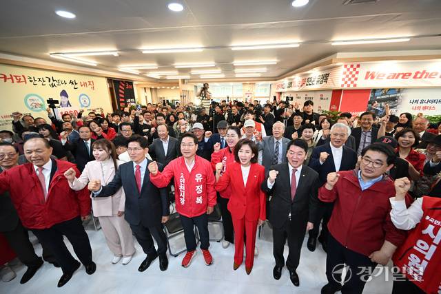 12일 미추홀구 정복캠프에서 열린 국민의힘 유정복 인천시장 예비후보 선거사무소 개소식에서 참석자들이 기념사진을 촬영하고 있다. 조병석기자