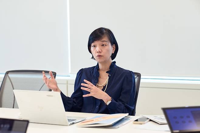전은영 로레알코리아 더마톨로지컬 뷰티 사업부 부문장이 지난 6일 서울 강남구 로레알코리아 사옥에서 매경AX와 인터뷰를 진행하고 있다. [로레알코리아]