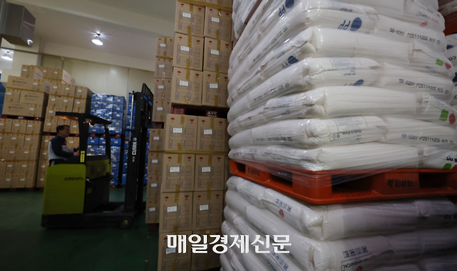 중동전쟁 여파로 플라스틱 원료인 나프타 등 화학물질 수급 불안이 이어지는 가운데 경기 부천시의 플라스틱 사출 중소기업 신광엠앤피에서 근로자들이 생산된 플라스틱 용기를 정리하고 있다. [이승환 기자]